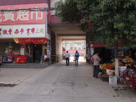 Unmarked old entrance to Lushan bus depot, on Zhanqian St
