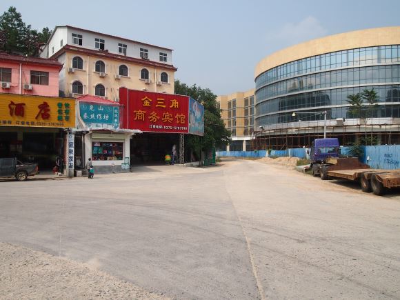 The bus stop for the Spring Temple Buddha